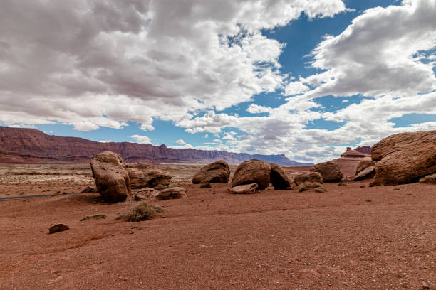 el cielo y las nubes añaden belleza a las rocas y la cordillera, la cordillera de vermillion, page, az, ee. uu. - small town america flash fotografías e imágenes de stock