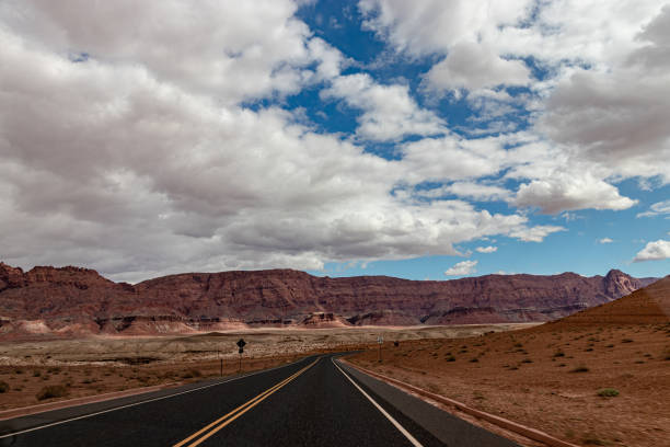 cordillera gigante en el amplio paisaje desértico abierto, cordillera de acantilados de vermillion, page, az, ee.uu. - small town america flash fotografías e imágenes de stock