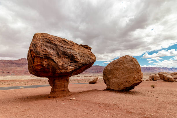 serie gigante de rocas bajo las hermosas nubes y el cielo, vermillion cliff range, page, az, usa - small town america flash fotografías e imágenes de stock