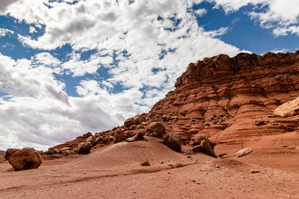 terreno fino y grueso, pulverizado a lo largo de siglos por la naturaleza, vermillion rango de acantilados, página, az, ee.uu. - small town america flash fotografías e imágenes de stock