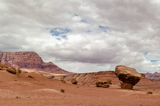 roca precariamente balanceada en un paisaje seco y estéril, rango de acantilados vermillion, page, az, ee. uu. - small town america flash fotografías e imágenes de stock