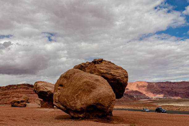 rocas gigantes mostradas con coches humanos para la comparación por el lado de la carretera, vermillion rango de acantilados, page, az, ee.uu. - small town america flash fotografías e imágenes de stock