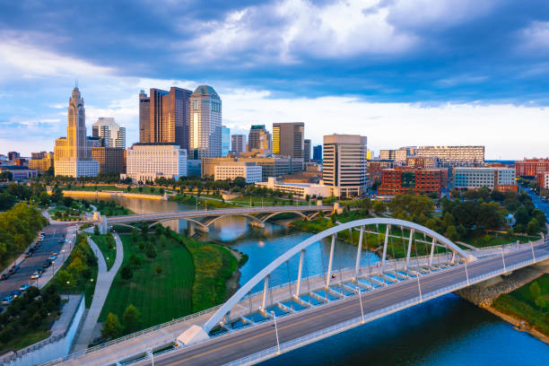 vista aérea del centro de columbus ohio con el río scioto durante la puesta del sol - ohio fotografías e imágenes de stock