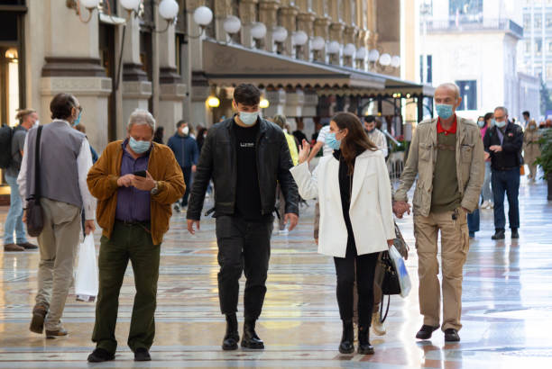 nuovo tasso di infezione da coronavirus in aumento in italia - crowd store europe city street foto e immagini stock