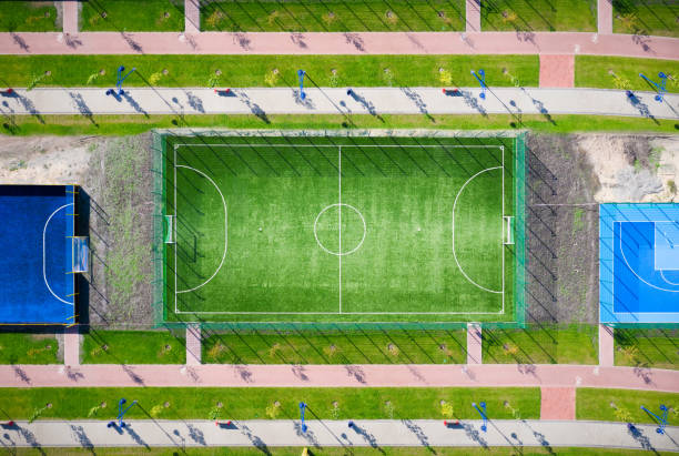 vista aérea del campo de fútbol en un parque de la ciudad. - soccer field soccer corner stadium fotografías e imágenes de stock