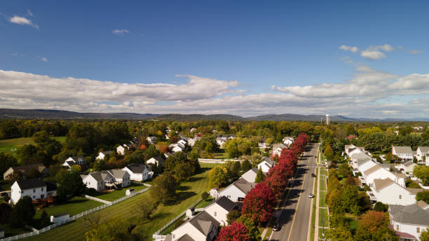 istock Autumn Neighborhood 1280048523