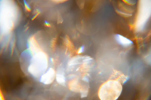 sfondo astratto effetto bokeh di gemma trasparente in cornice dorata con raggi arcobaleno. - spectrum lighting equipment glamour defocused foto e immagini stock