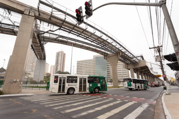 sao paulo - bus speed transportation public utility photos et images de collection