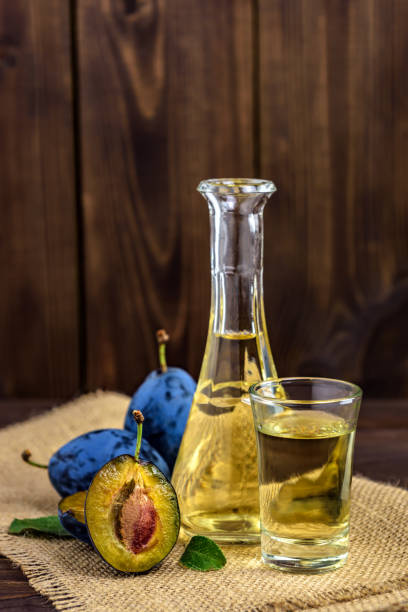 brandy de ciruela tradicional y ciruelas frescas - slivovitz fotografías e imágenes de stock