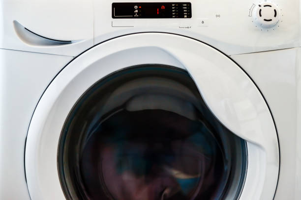 передний крупным планом белой стиральной машины с номером один на дисплее - 15833 стоковые фото и изображения