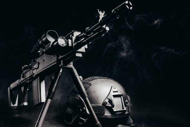 rifle de francotirador de pie sobre la mesa con casco de soldado. - black ops fotografías e imágenes de stock
