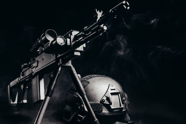 rifle de precisão parado na mesa com capacete de soldado. - black ops - fotografias e filmes do acervo