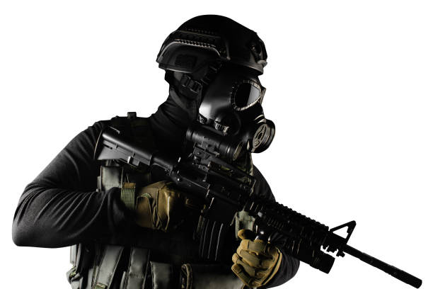 soldado con chaleco táctico de armadura negra, máscara de gas, rifle automático, guantes y casco aislado. - black ops fotografías e imágenes de stock