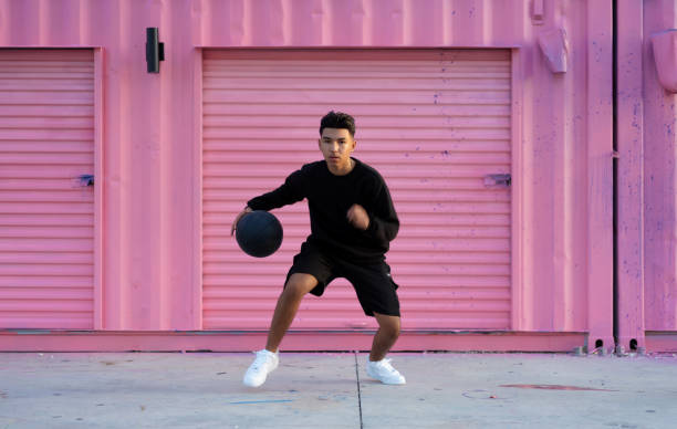 adolescente cubano practicando baloncesto solo - miami basketball fotografías e imágenes de stock