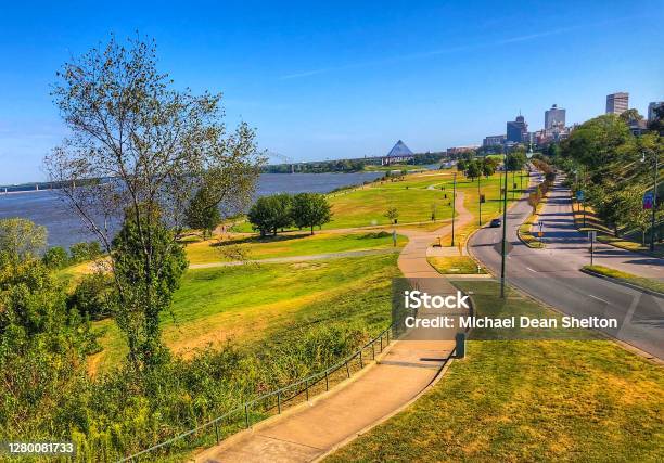 Memphis Tn Skyline Stock Photo - Download Image Now - Memphis - Tennessee, Tennessee, Waterfront