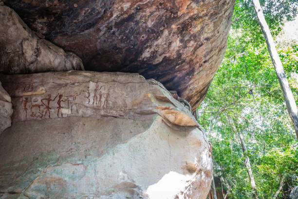 prehistoryczne malowidła jaskiniowe w głębokim górskim lesie w khao chan ngam, nakhon ratchasima tajlandia - ancient civilization people time visual art zdjęcia i obrazy z banku zdjęć