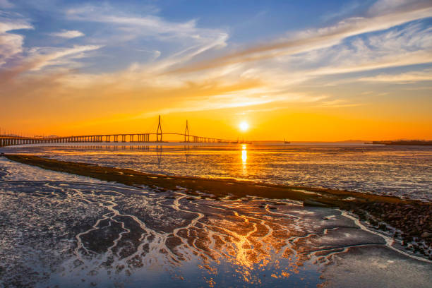 istock Sun, Incheon Bridge and mudflats 1280089208