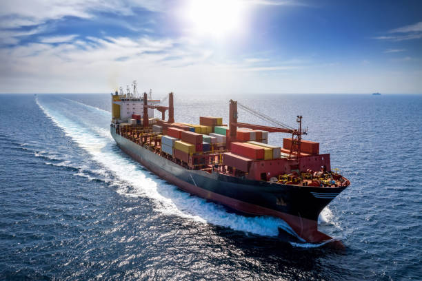 aerial view of a loaded container cargo vessel - narrow boat imagens e fotografias de stock