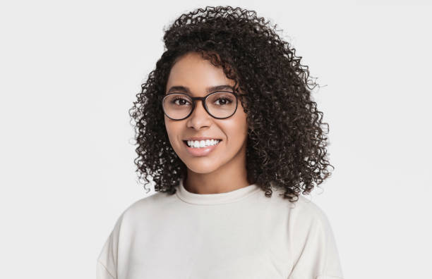 jeune femme de beauté de sourire de près vers le haut du portrait - isolated on black young adult portrait business photos et images de collection