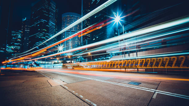 cidade noturna de hong kong - city speed lighting equipment night - fotografias e filmes do acervo