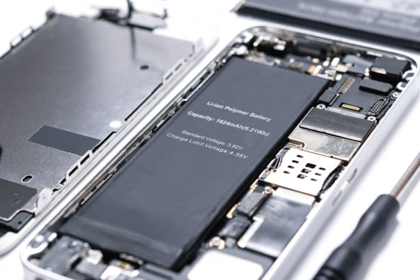 reparatur des modernen smartphones - battery status stock-fotos und bilder