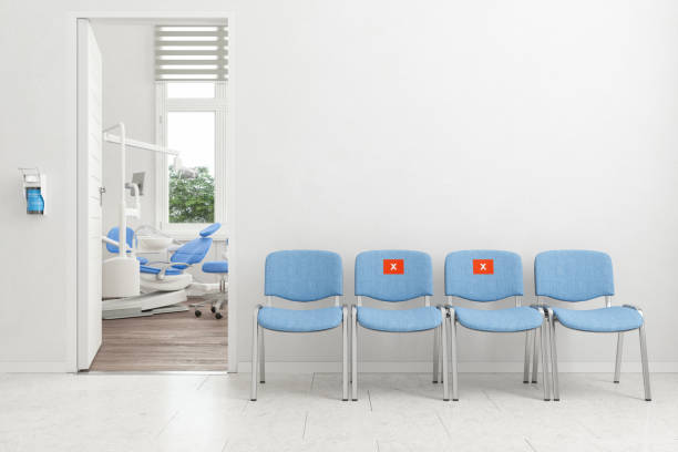 zahnarztpraxis wartezimmer mit social-distancing-sitze nach new normal angeordnet - dental equipment chair dentist office dentists chair stock-fotos und bilder