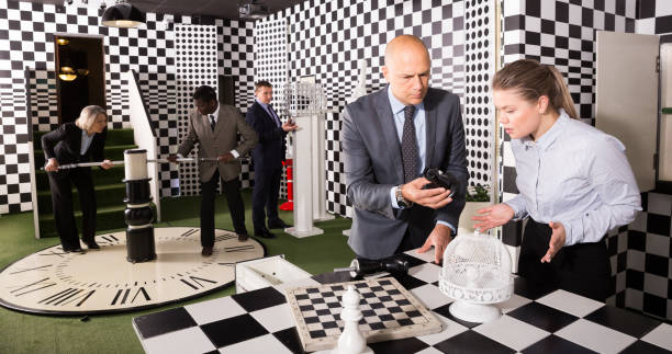 biznesmeni rozwiązują zagadki - chess board room business strategy zdjęcia i obrazy z banku zdjęć