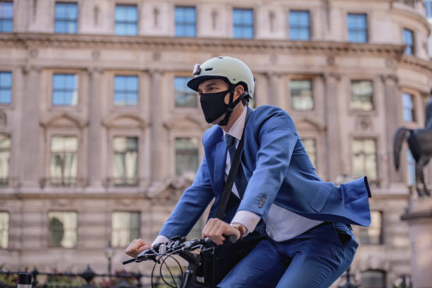 ritratto del pendolarismo esecutivo per lavorare in tempo di covid-19 - bicycle london england cycling safety foto e immagini stock