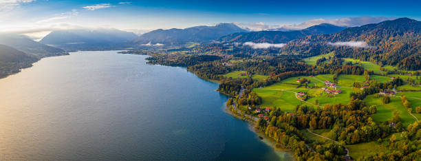 lago tegernsee. belleza en la naturaleza. disparo panorámico aéreo en otoño. puesta de sol en la ubicación del viaje - tegernsee lake tegernsee lake mountain fotografías e imágenes de stock