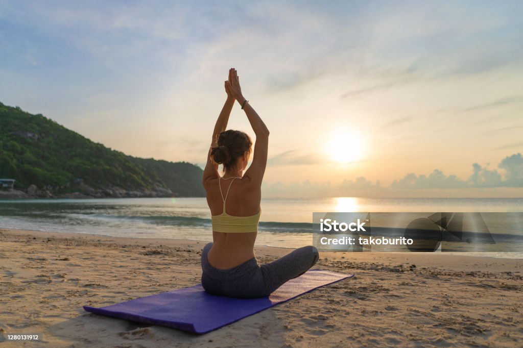 La mujer practica yoga. - Foto de stock de Yoga libre de derechos