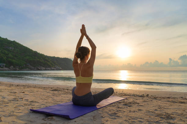 la mujer practica yoga. - beach sea zen like nature fotografías e imágenes de stock