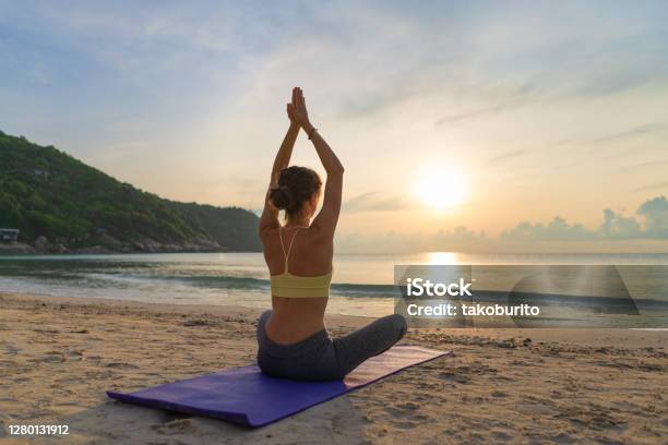 La Mujer Practica Yoga Foto de stock y más banco de imágenes de Yoga - Yoga, Playa, Estilos de vida