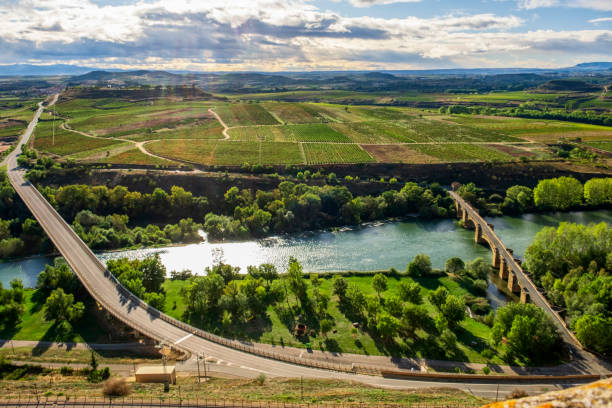 puente moderno y medieval en san vicente de la sonsierra - sonsierra fotografías e imágenes de stock