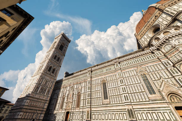 duomo di firenze e campanile di giotto - santa maria del fiore italia - renaissance florence italy piazza duomo italy foto e immagini stock