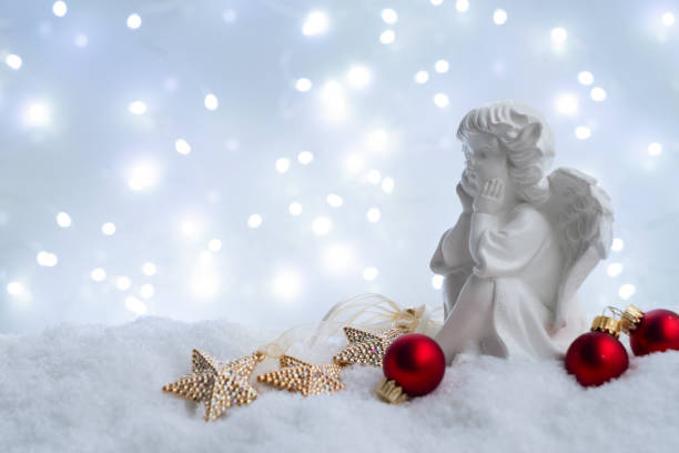 witte kerstmis met sneeuw - kerstengel stockfoto's en -beelden