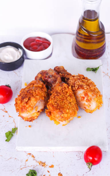 delicioso pollo frito crujiente casero con salsas sobre fondo de mármol blanco - wing spicy chicken wings chicken sauces fotografías e imágenes de stock