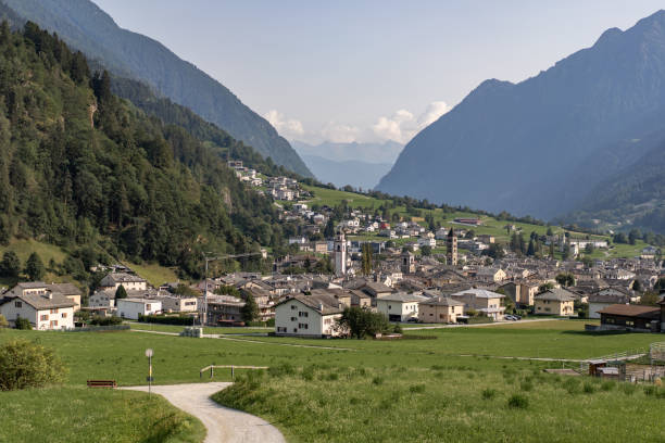 blick auf die schweizer stadt poschiavo im sommer - engadine built structure house mountain stock-fotos und bilder