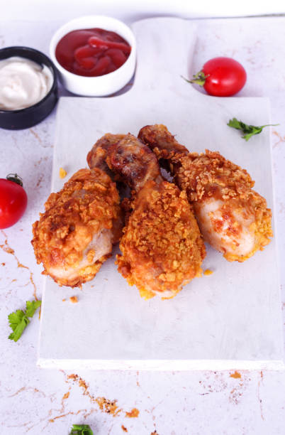 delicioso pollo frito crujiente casero con salsas sobre fondo de mármol blanco - wing spicy chicken wings chicken sauces fotografías e imágenes de stock