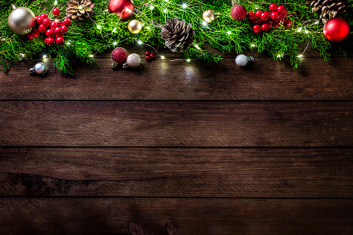 istock Decoración navideña con espacio de copia sobre una mesa de madera rústica 1280143144