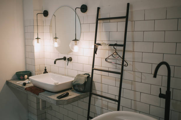 baño con lavabo y decoración y espejo - bathroom bathroom sink sink design fotografías e imágenes de stock