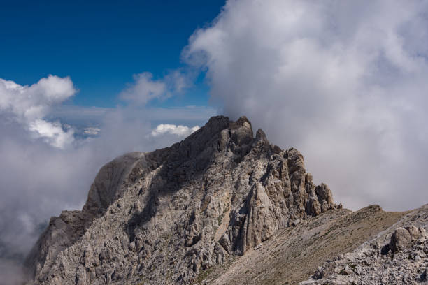 gran sasso d'italia. abruzzo. panorama estivo - apennines beauty in nature grass plateau foto e immagini stock