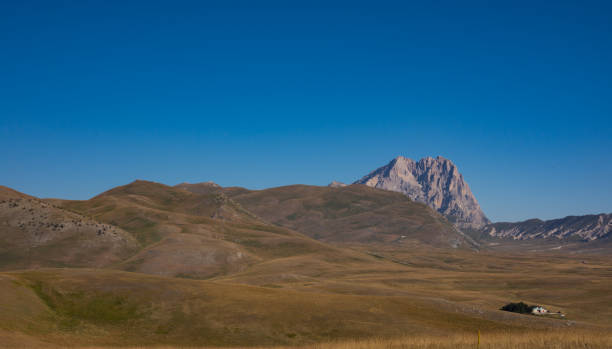 гран-сассо (италия). абруццо. летняя панорама - apennines beauty in nature grass plateau стоковые фото и изображения