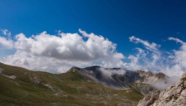 гран-сассо (италия). абруццо. летняя панорама - apennines beauty in nature grass plateau стоковые фото и изображения