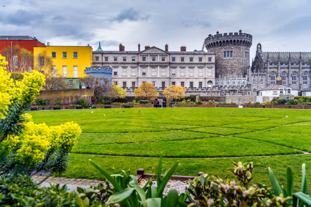 garden with autumn coloured trees in front of dublin castle - dublin ireland place of worship church travel destinations imagens e fotografias de stock