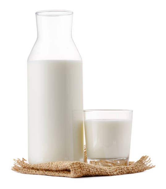 botella de vidrio y taza de leche fresca aislada - milk fotografías e imágenes de stock