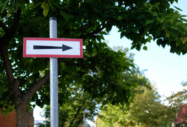 istock Sign with arrow pointing to the right 1280168953
