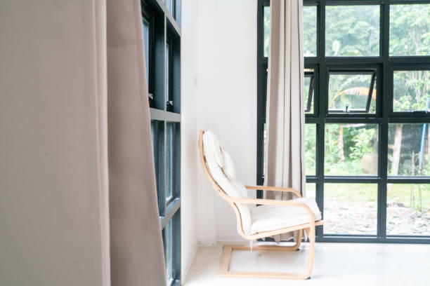 モダンな木製ソファスカンジナビアのインテリアが施された美しいモダンなリビングルーム - domestic room elegance window abstract ストックフォトと画像