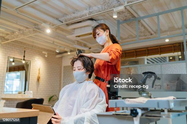 Haardresser Trocknen Kunden Haare Besitzer Und Kunde Tragen Schutzmaske Zur Krankheitsprävention Stockfoto und mehr Bilder von Friseursalon