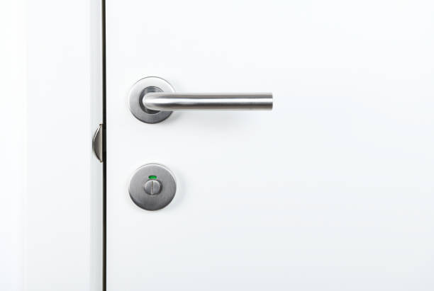 frammento porta bianca con maniglia e buco della serratura - keyhole door wood office foto e immagini stock
