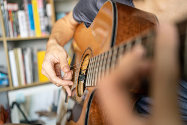 mężczyzna grający na gitarze akustycznej - fingerstyle zdjęcia i obrazy z banku zdjęć